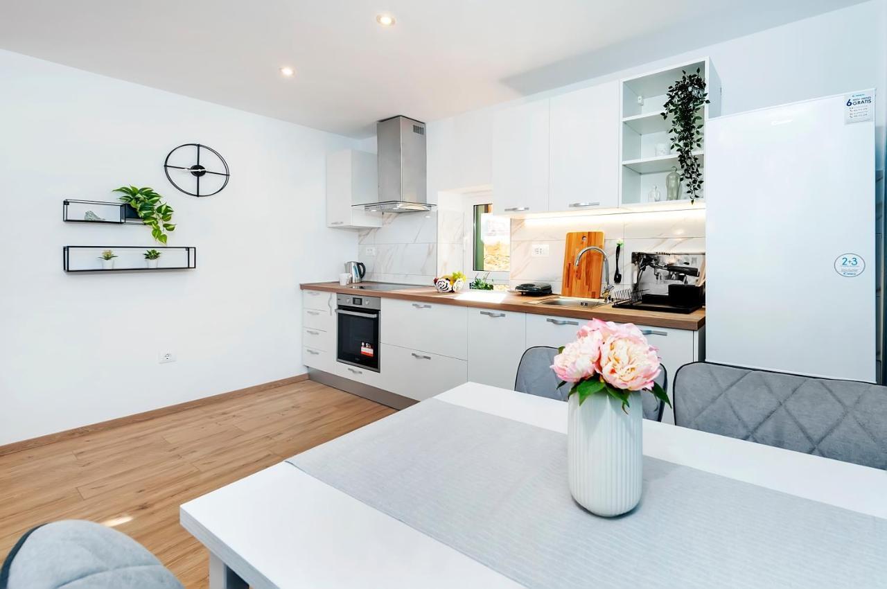 Otto Apartment With Sea View And Parking Ровинь Экстерьер фото