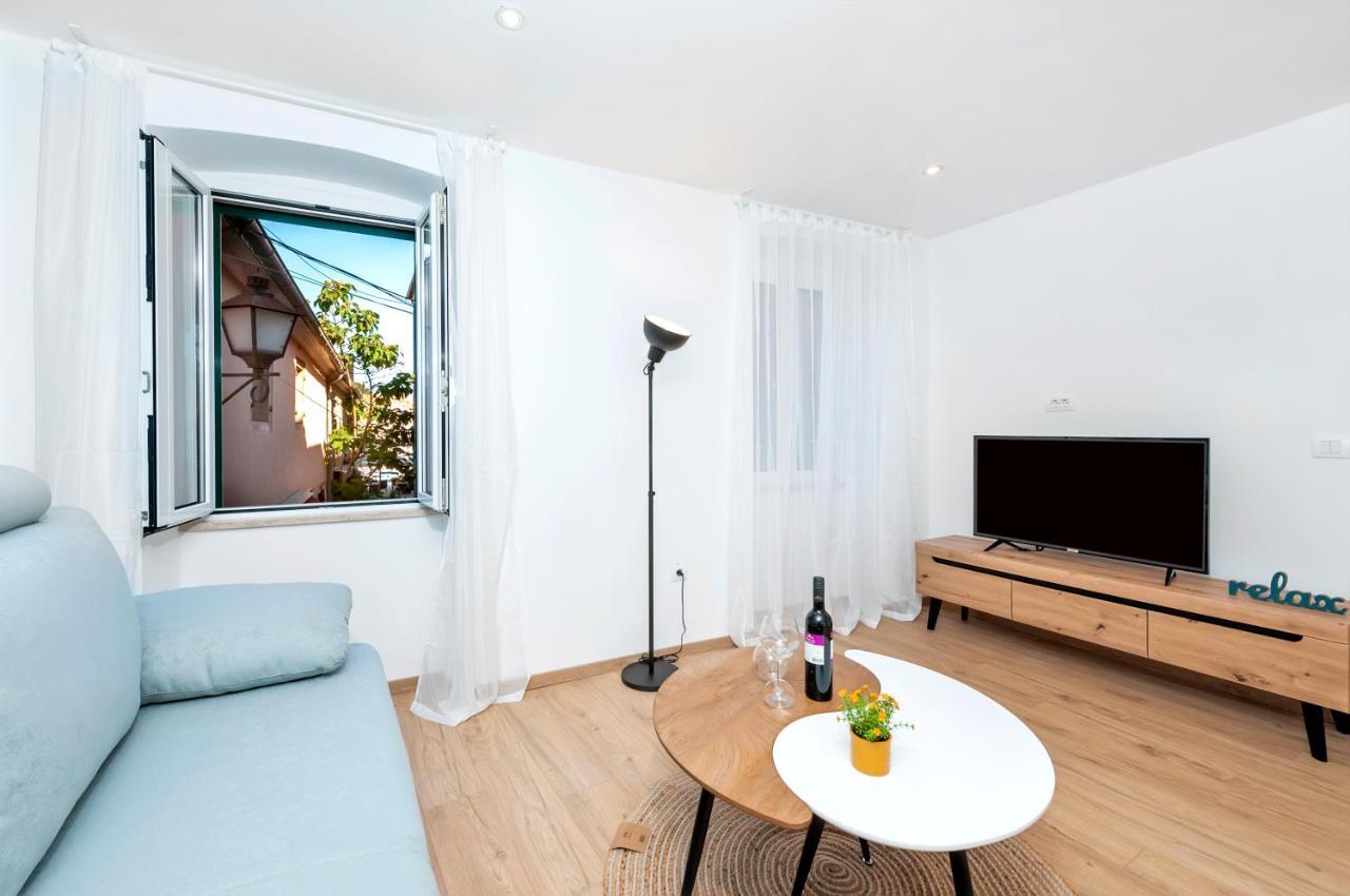 Otto Apartment With Sea View And Parking Ровинь Экстерьер фото