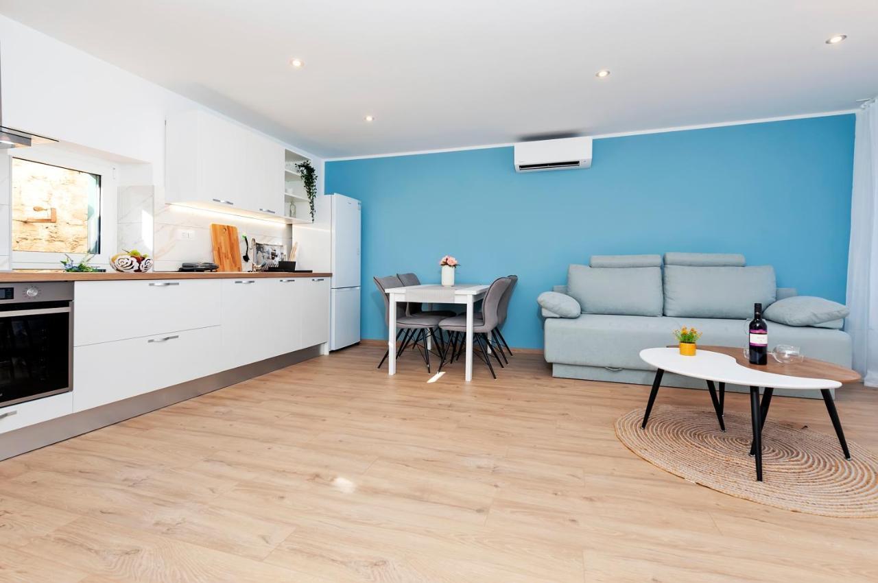 Otto Apartment With Sea View And Parking Ровинь Экстерьер фото
