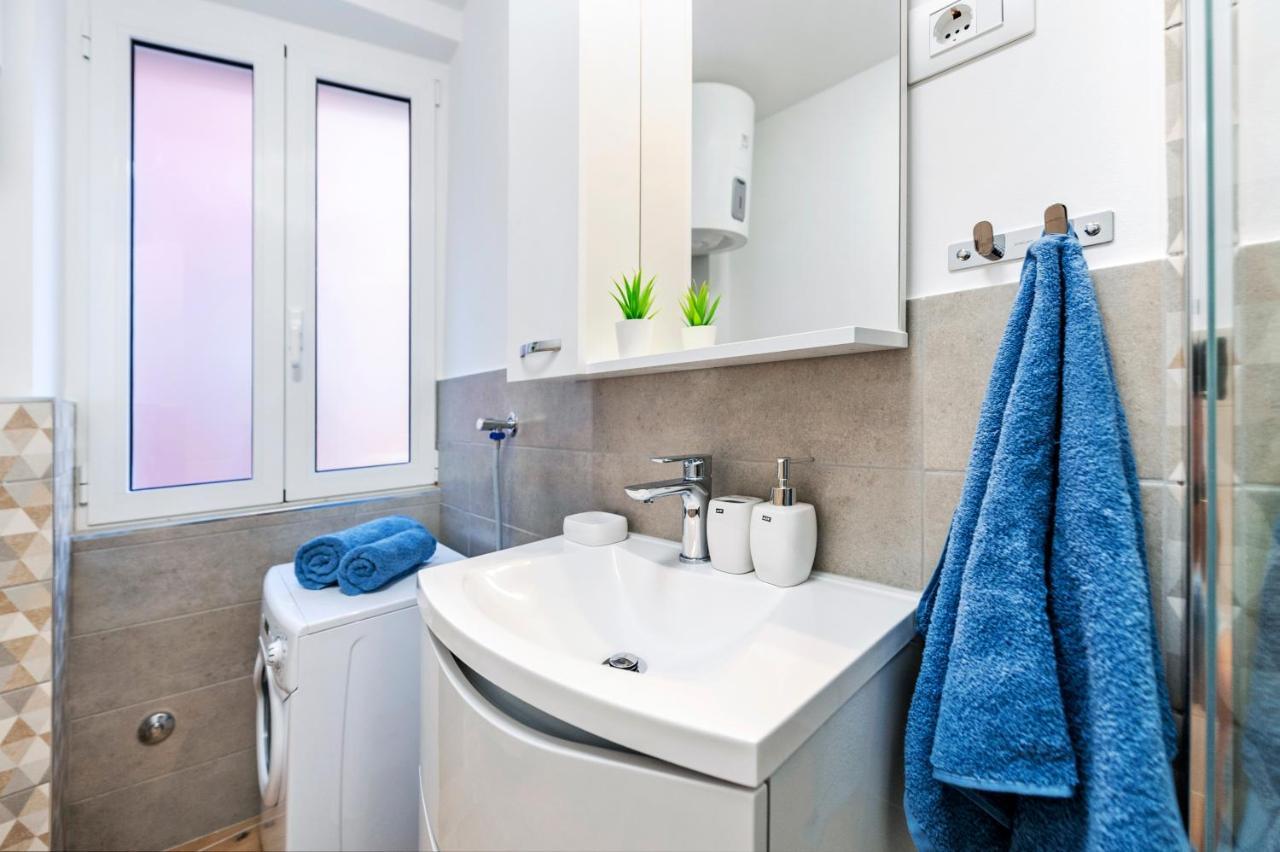 Otto Apartment With Sea View And Parking Ровинь Экстерьер фото