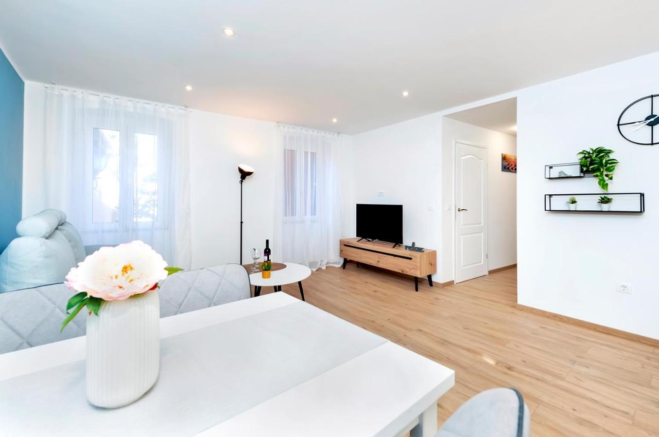 Otto Apartment With Sea View And Parking Ровинь Экстерьер фото